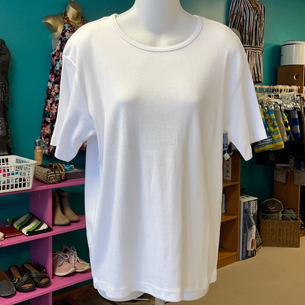 white short sleve scoope neck